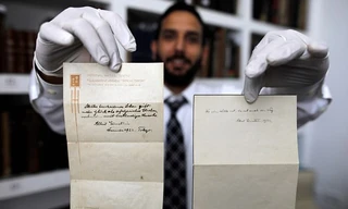 Bút tích được cho là "thuyết hạnh phúc" của thiên tài Einstein vừa được bán với giá 1,56 triệu USD.