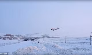 Chiếc máy bay Boeing 777 của hãng Hàng không Quốc tế Thụy Sỹ bị hỏng động cơ đang hạ cánh xuống sân bay Iqaluit 