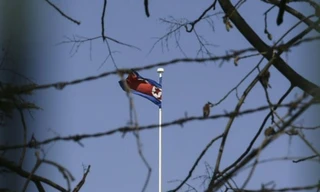 Cờ Triều Tiên tại Đại sứ quán Triều Tiên ở Bắc Kinh, Trung Quốc. Ảnh: Tân Hoa xã