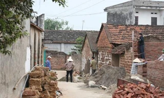 Đối thoại với dân làng Đường Lâm