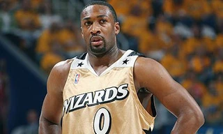 SỐC: Sao bóng rổ dùng tiền 100 USD làm... giấy vệ sinh