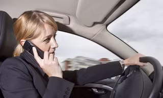 Dễ gặp tai nạn khi sử dụng điện thoại lúc lái xe