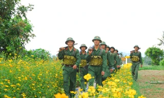 Chiến sĩ Sư đoàn 2 trên đường hành quân