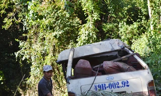 Xe khách lao vực, 21 người bị thương