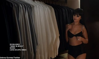 Senela Gomez trút xiêm y khoe body săn chắc