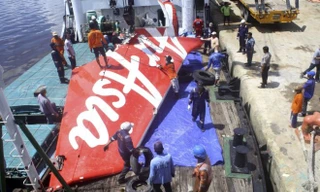 Một mảnh vỡ lớn của phi cơ được tìm thấy sau vụ tai nạn. Ảnh: BBC