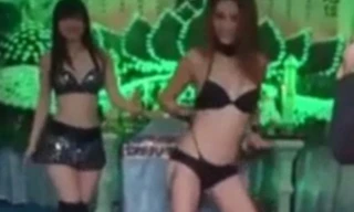 Vợ thuê vũ nữ gợi cảm biểu diễn trong đám tang chồng