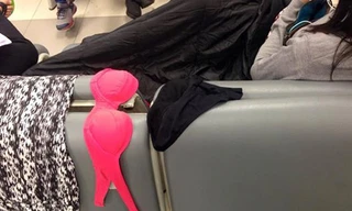 Nữ hành khách thản nhiên phơi đồ lót giữa sân bay