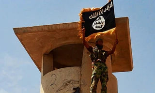 ISIS giơ cờ chiến thắng sau khi chiếm giữ một trạm kiểm soát quân sự tại miền bắc Iraq (Ảnh: RT)