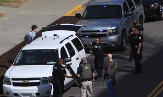 Cảnh sát tập trung tại khuôn viên trường Đại học. Ảnh: Yahoo News