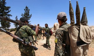 Binh sỹ của Lực lượng Dân chủ Syria tại khu vực phía tây Manbij hôm 13/6. Ảnh: Reuters