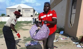 Các nhân viên thu đồ dọn đồ của những sinh viên tháo chạy. Ảnh: Dailymail