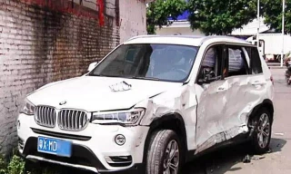 Chồng lái Mercedes đâm nát BMW của vợ