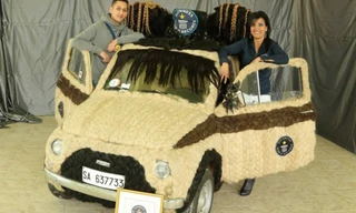 Dành 150 tiếng để bọc toàn bộ xe hơi bằng... tóc thật