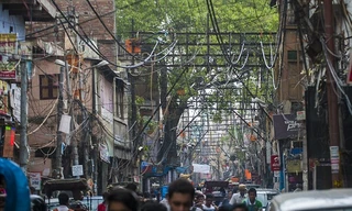 Dây điện chằng chịt như mạng nhện trên đường phố Ấn Độ