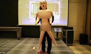 Thưởng Tết cho nhân viên nam bằng... búp bê tình dục