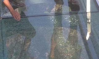 Du khách hoảng hồn khi cầu kính cao hơn 1km bị nứt