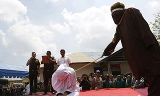 Thiếu nữ bị quỳ gối, phạt 50 roi trước đám đông vì... hẹn hò