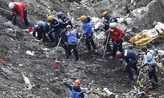 Đội cứu hộ làm việc tại hiện trường. Ảnh: USA Today