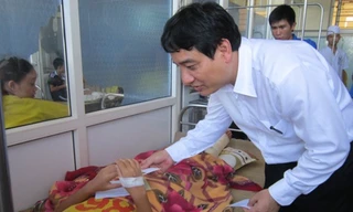 Anh Nguyễn Đắc Vinh thăm các cháu bị bỏng do đốt lửa trại