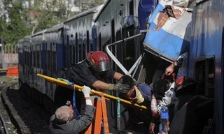 Tàu chở khách đâm tàu hàng, 10 người chết