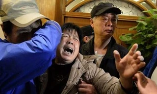 Thân nhân hành khách MH370 gào khóc khi nghe tin dữ