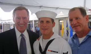 Charlie Keating IV trong lễ tốt nghiệp Học viện Hải quân Mỹ năm 2008 cùng với ông Charles Keating Jr(trái), và cha Charles Keating III. Ảnh: azcentral