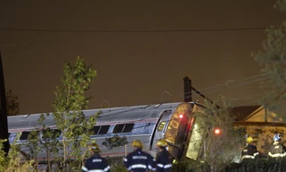 10 toa tàu trật đường ray, hàng chục người bị thương