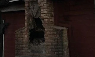 Đội cứu hộ phải đập ống khói để giải cứu nạn nhân. Ảnh: Cairnspost