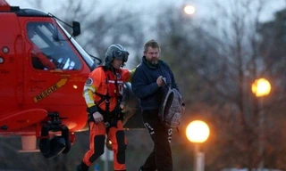 Anh Louis Jordan (phải)