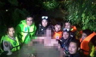 Thi thể nạn nhân được đưa lên bờ. Ảnh: Bangkokpost