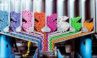 'Hoa mắt' thâm nhập bên trong nhà máy sản xuất bút màu