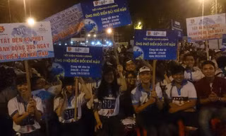 Đoàn viên thanh niên TP.Biên Hòa (Đồng Nai) với những nhiểu biểu ngữ, khẩu hiệu hưởng ứng Giờ trái đất 2015. Ảnh Đại Dương 