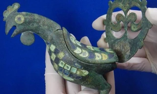 Bức tượng gà trống cổ. 