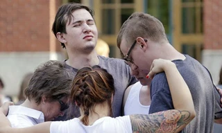 Giảng viên và học sinh cầu nguyện sau vụ xả súng (Ảnh: Usatoday)