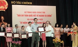 Báo Tiền Phong nhận giải B cuộc thi viết về ngành Tài chính