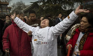 Thân nhân của hành khách trên chuyến bay MH370 đau đớn và vẫn nuôi hi vọng người thân còn sống. 