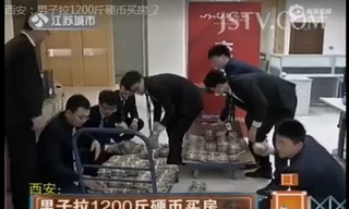 Nhân viên sử dụng xe kéo để chuyển số lượng tiền xu "khổng lồ" vào bên trong