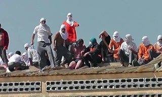 Các tù nhân nổi loạn trên mái nhà chờ đàm phán để kết thúc bạo lực (Ảnh:BBC)