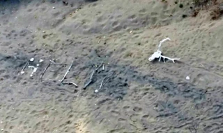 Máy bay phát hiện chữ "Help" bà mà Rodgers xếp trên mặt đất. Ảnh: Telegraph