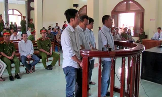 4 bị cáo được tại ngoại, bị cáo Thảo Thành (ngồi sau) chịu hậu quả nặng nề nhất