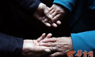 Cụ bà hạnh phúc khi được chồng trẻ trao nhẫn.