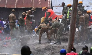 Đội cứu hộ làm việc tại hiện trường. Ảnh: AFP