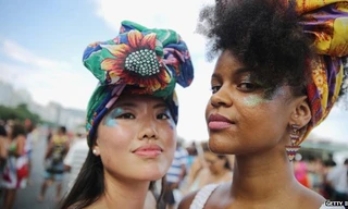 Phụ nữ Brazil diễu hành ăn mừng ngày 8/3. Ảnh: BBC