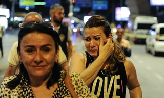 Hành khách hoảng loạn rời khỏi hiện trường. 