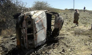 Một chiếc xe bị thiêu rụi trong chiến dịch tiêu diệt khủng bố ở Yemen hôm 19/4. Ảnh: Daily Mail