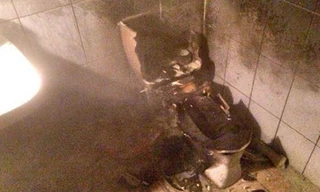 Chiếc bồn cầu nổ tung thành nhiều mảnh (Ảnh: Stomp)