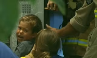 Cậu bé bị mắc kẹt tay trong chiếc máy suốt nhiều giờ. Ảnh: BBC