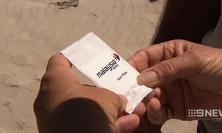 Gói khăn có in hình logo Malaysia Airlines