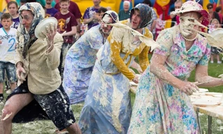 Kỳ lạ cuộc thi nam giới mặc váy ném bánh trứng